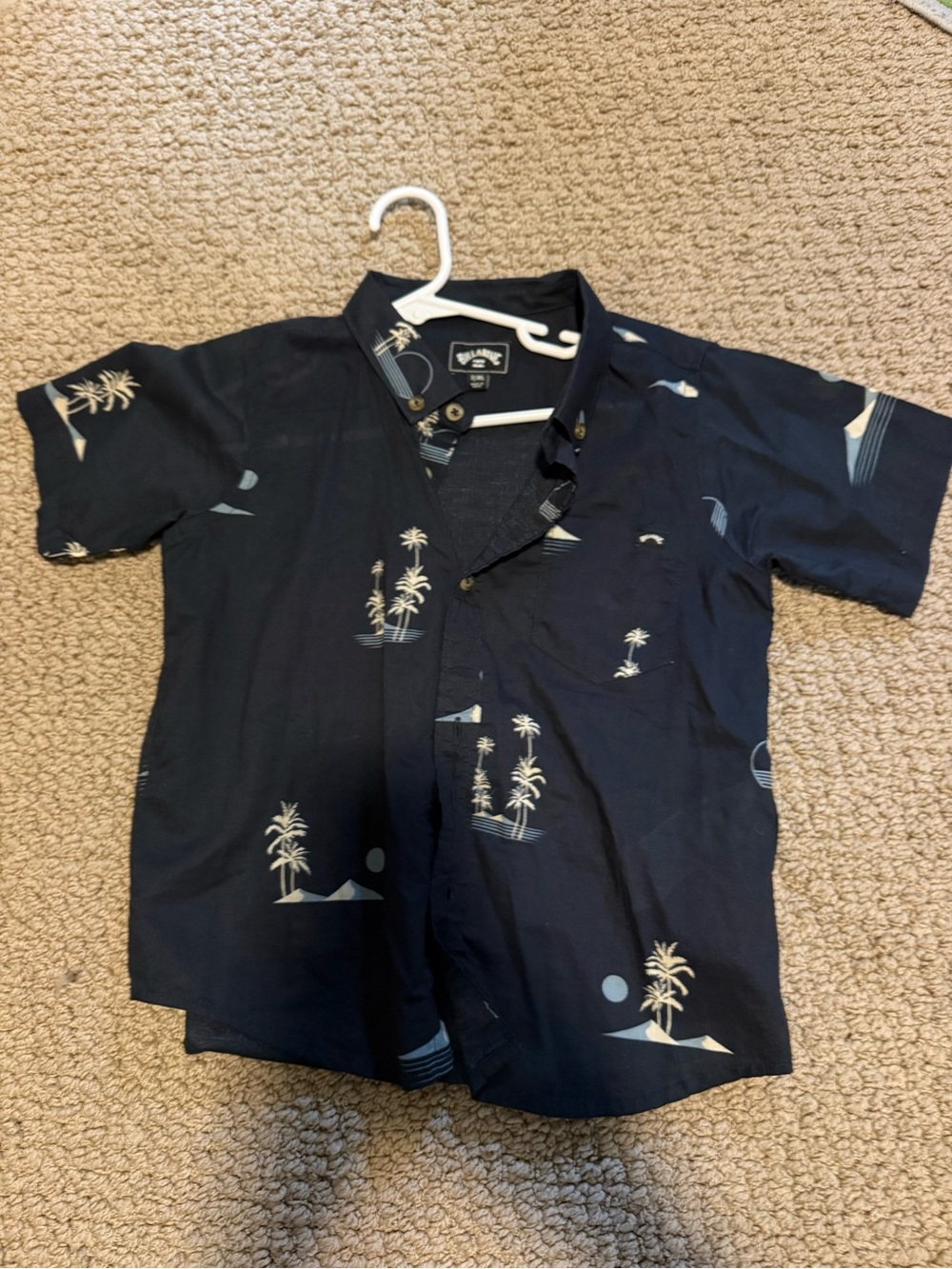 Billabong Navy Blue Button-Up Shirt with Palm Print, Boys’ size 7